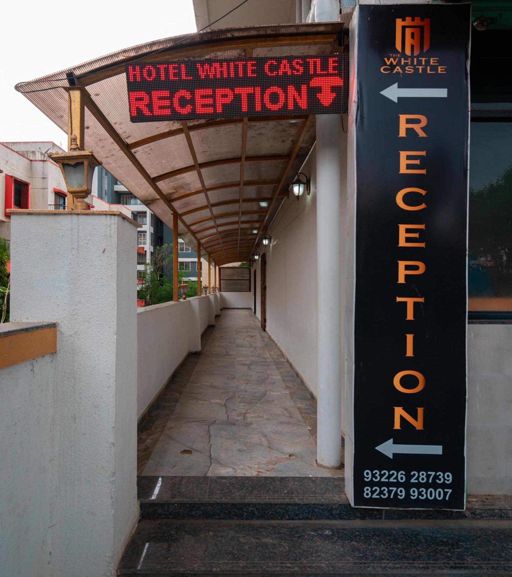 Treebo Trend The White Castle Hotel Pune Esterno foto